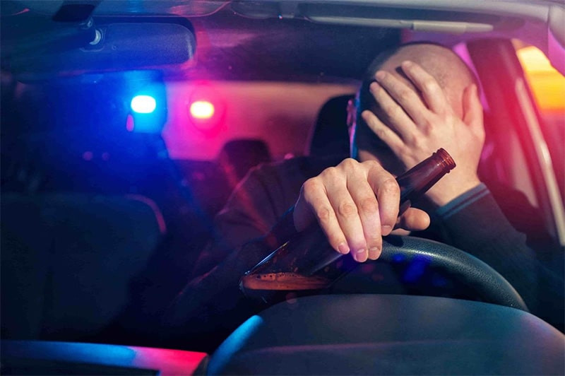 Người lái xe ô tô bị kiểm tra nồng độ cồn