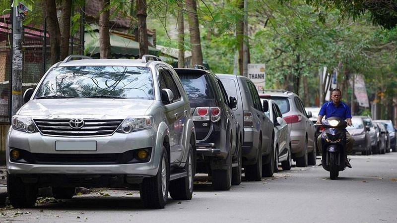 Người lái xe ô tô đang dừng xe để bốc dỡ hàng