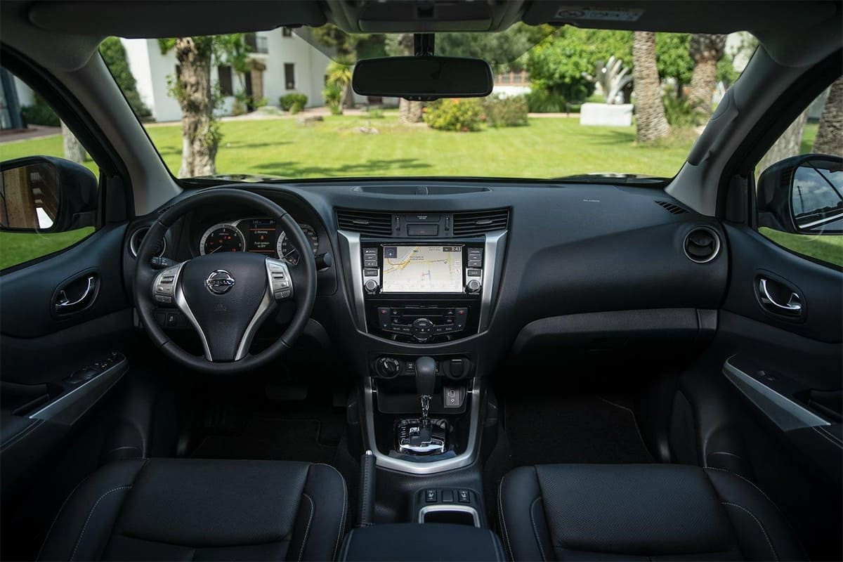 Nissan Navara 2020 ấn tượng với khoang lái rộng và hiện đại