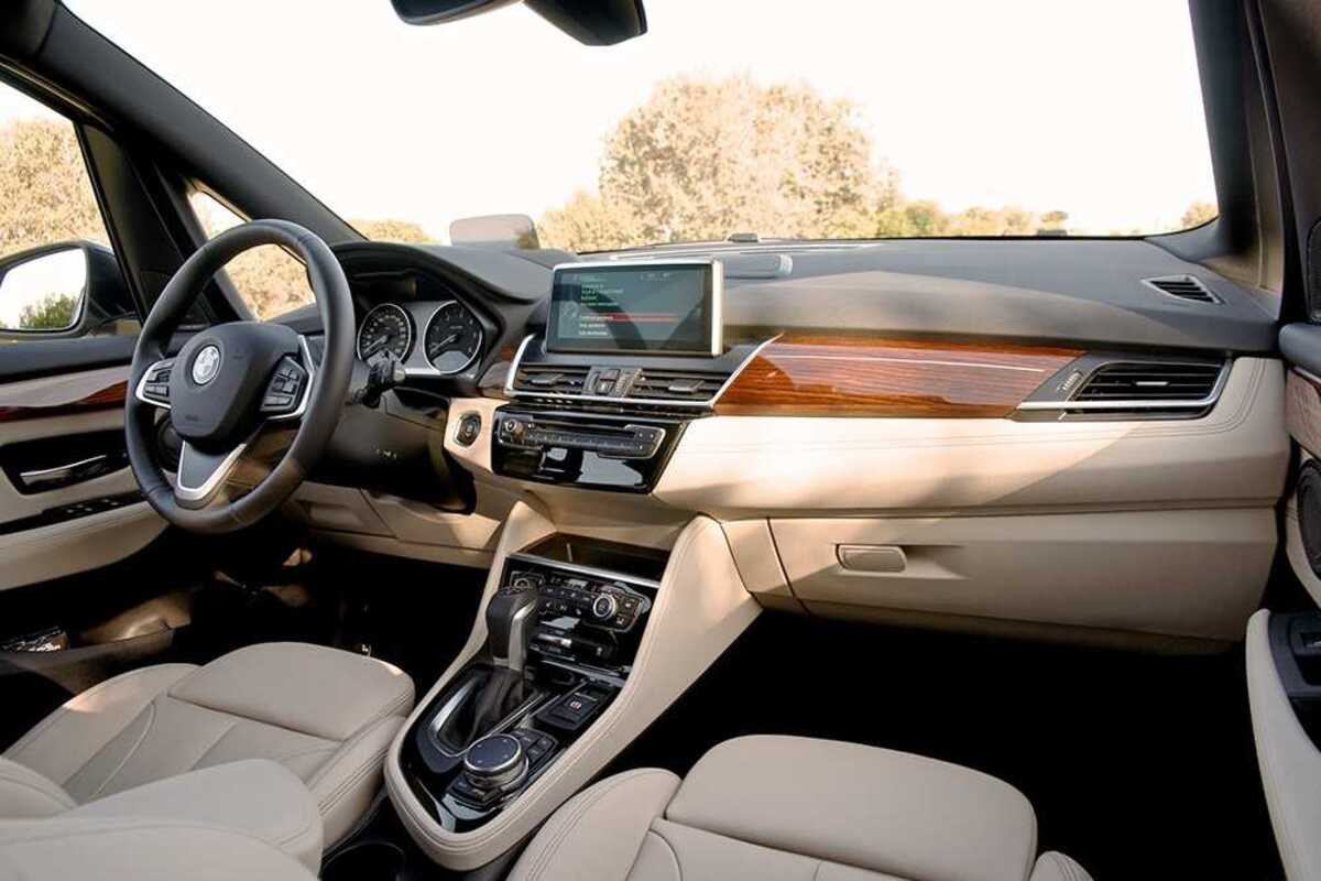 Nội thất BMW 218i với màn hình giải trí trung tâm
