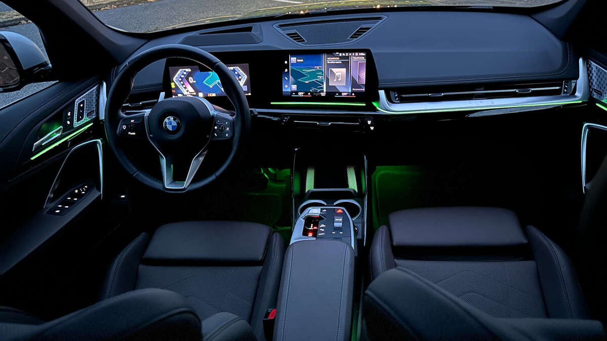 Nội thất BMW X1 với nhiều tiện nghi hiện đại