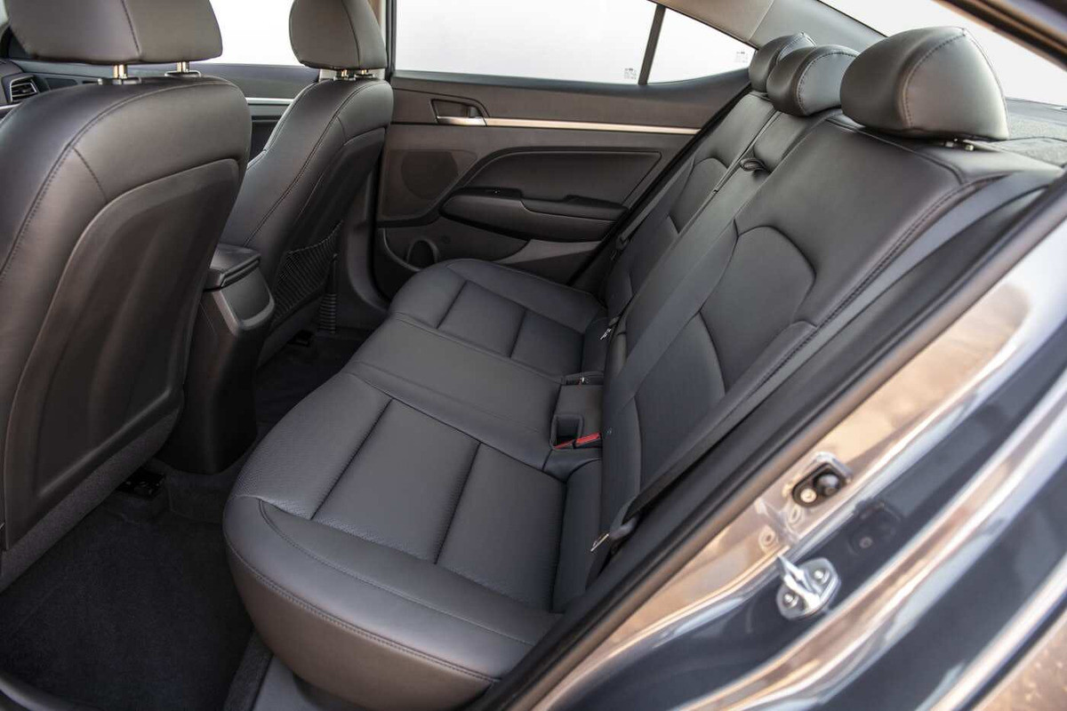 Nội thất Hyundai Elantra 2020 với chất liệu cao cấp
