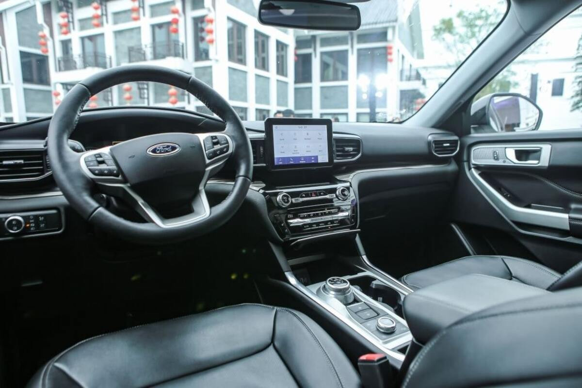 Nội thất khoang lái Ford Explorer 2022