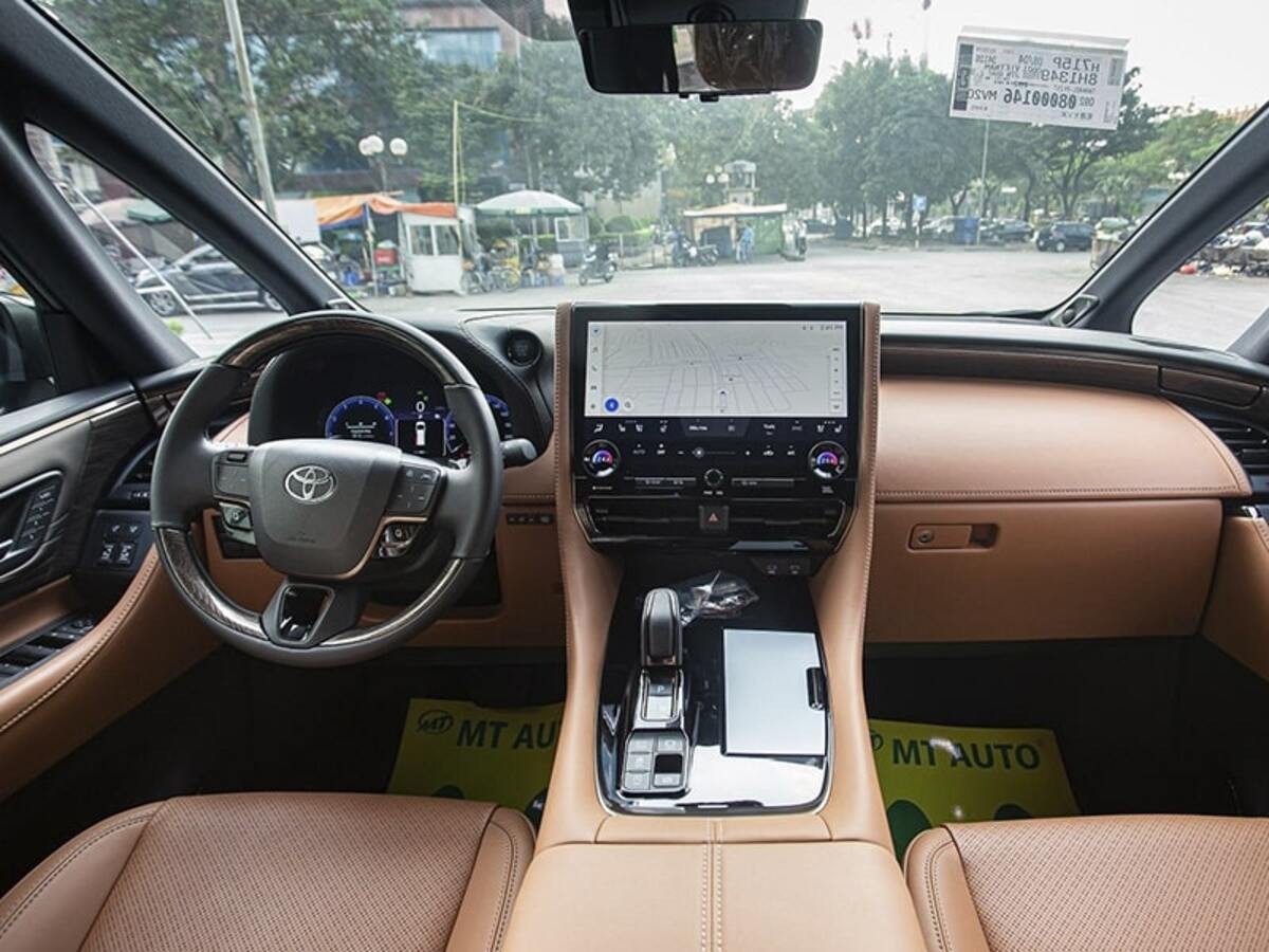 Nội thất khoang lái Toyota Alphard 2025