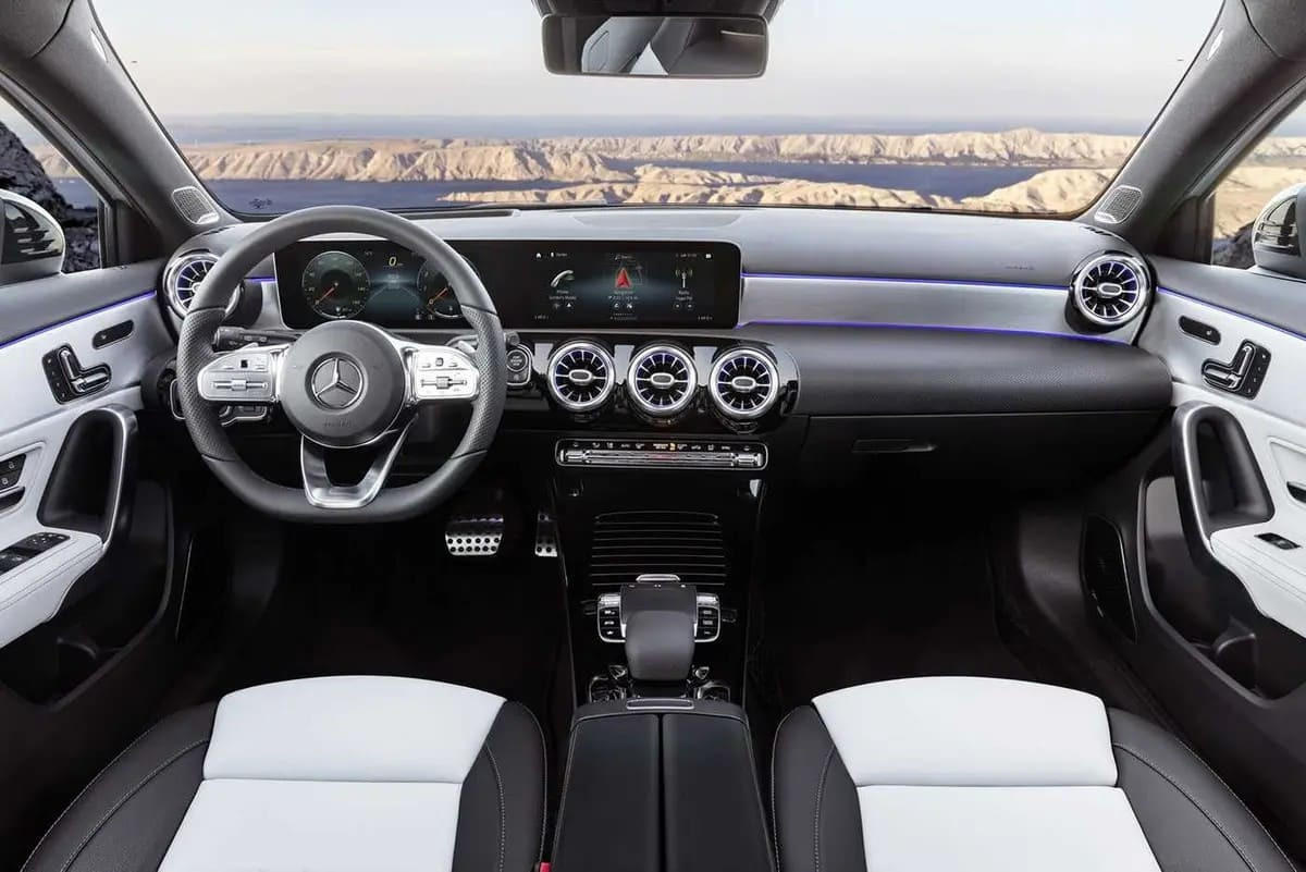 Nội thất Mercedes A200 sang trọng, hiện đại