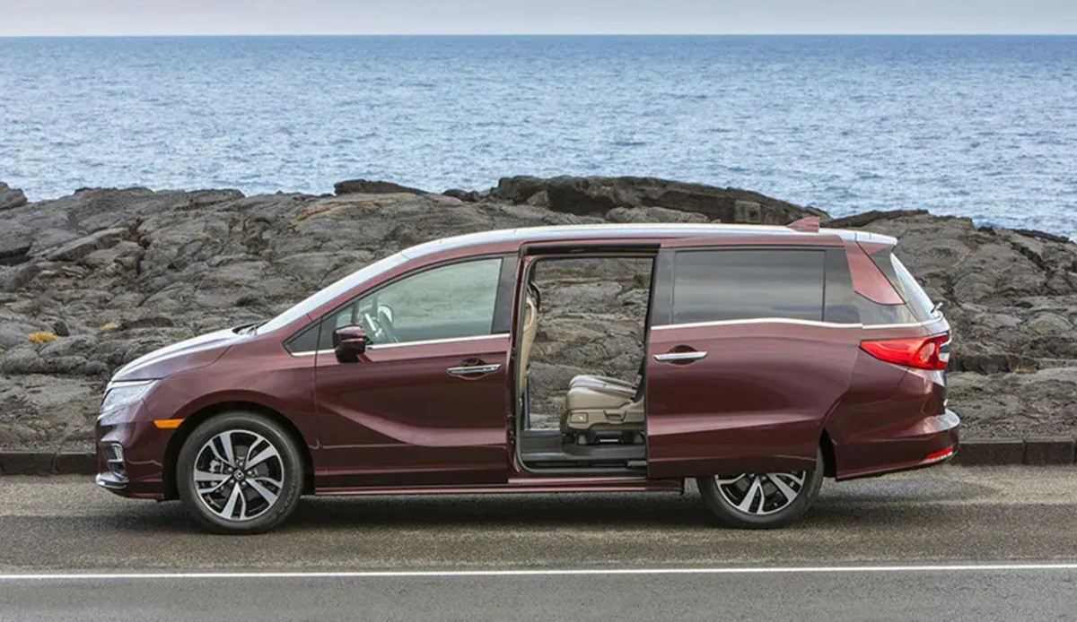 Nội thất rộng rãi của một chiếc xe MPV