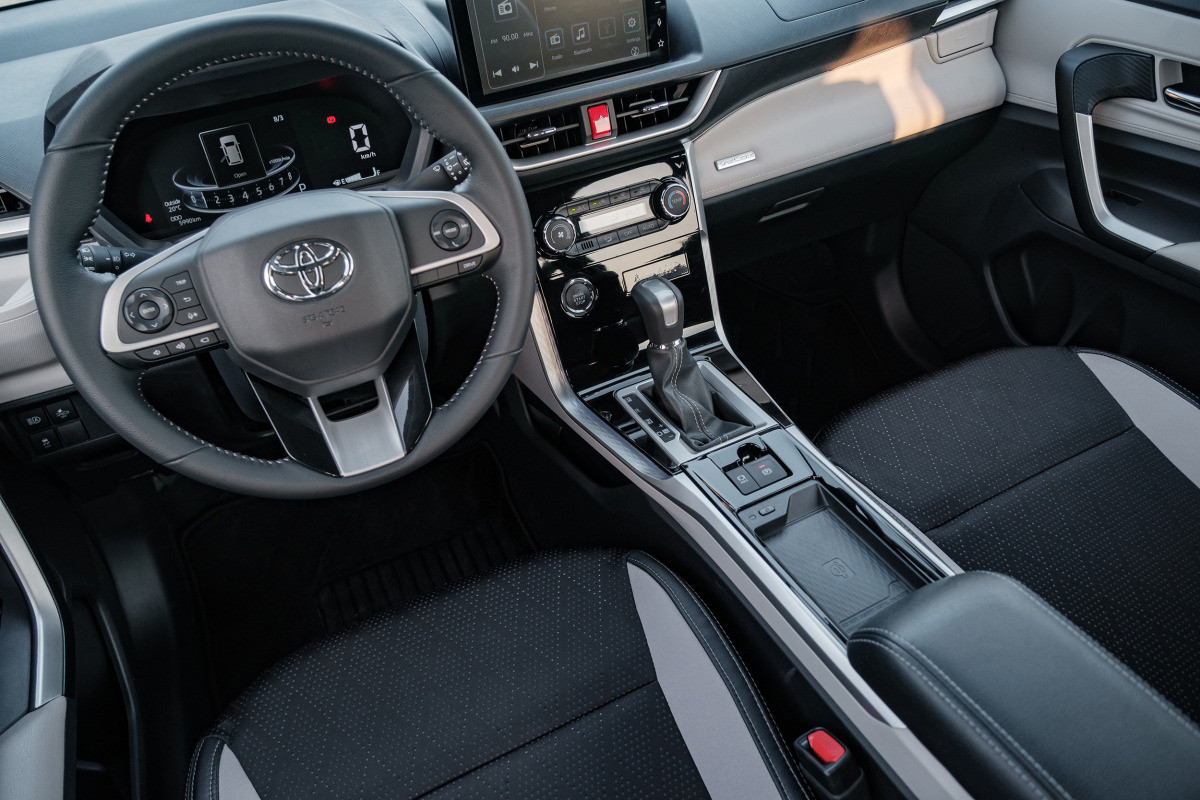 Nội thất Toyota Veloz 2023 với màn hình trung tâm 9 inch