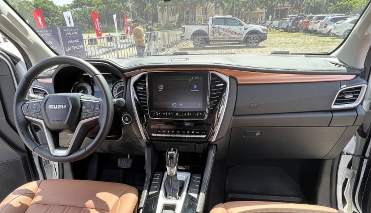 Nội thất xe Isuzu mu-X 2024
