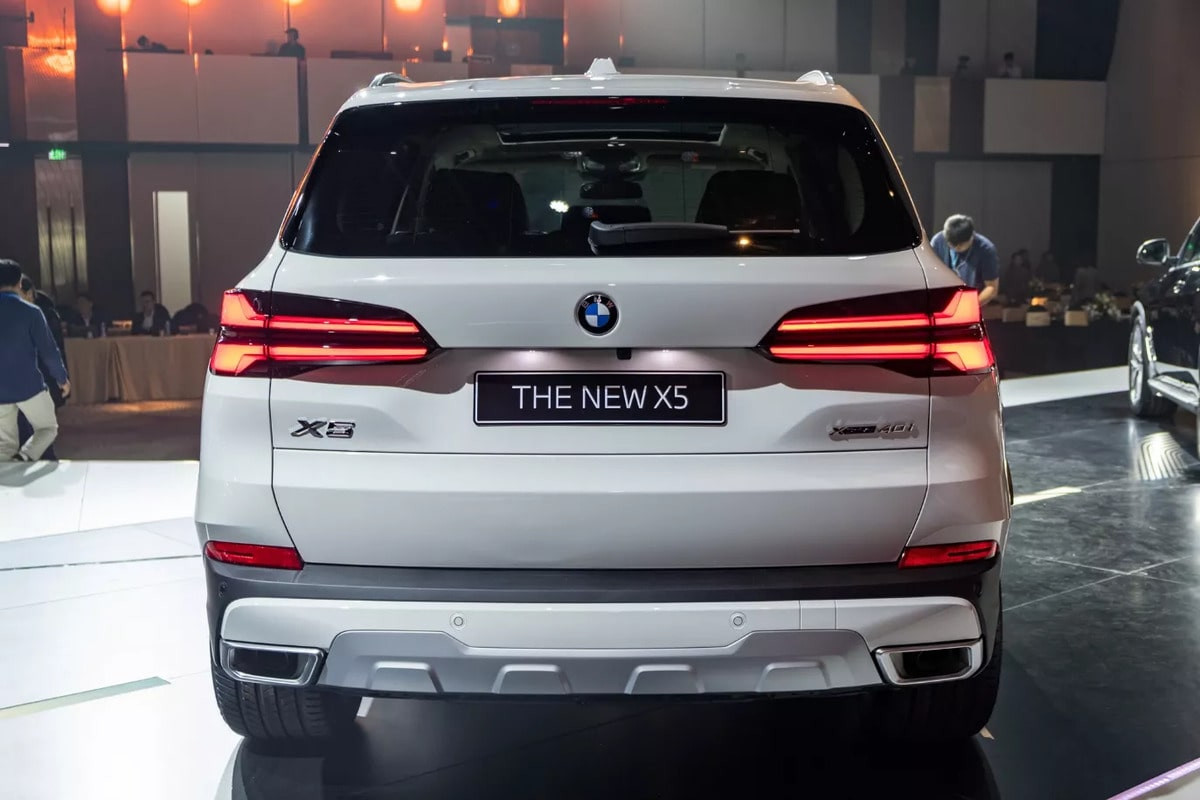 Phần đuôi xe của BMW X5 có vẻ hầm hố đặc trưng của dòng xe X nhờ có cản sau với ốp bạc dập nổi mới