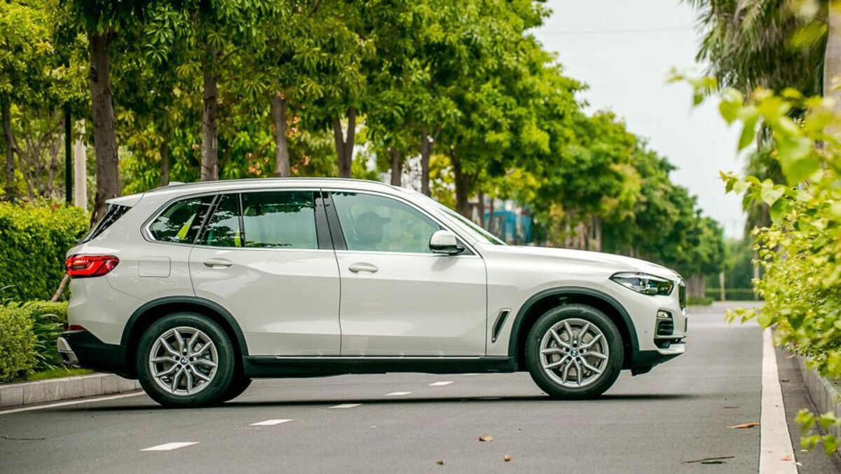 Phần thân xe của BMW X5 mang đậm phong cách thể thao với các nan to