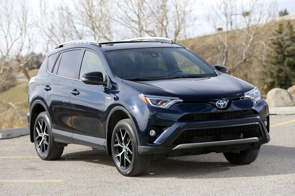Phần thân xe Toyota Rav4 2018 được phồng ra và kéo dài