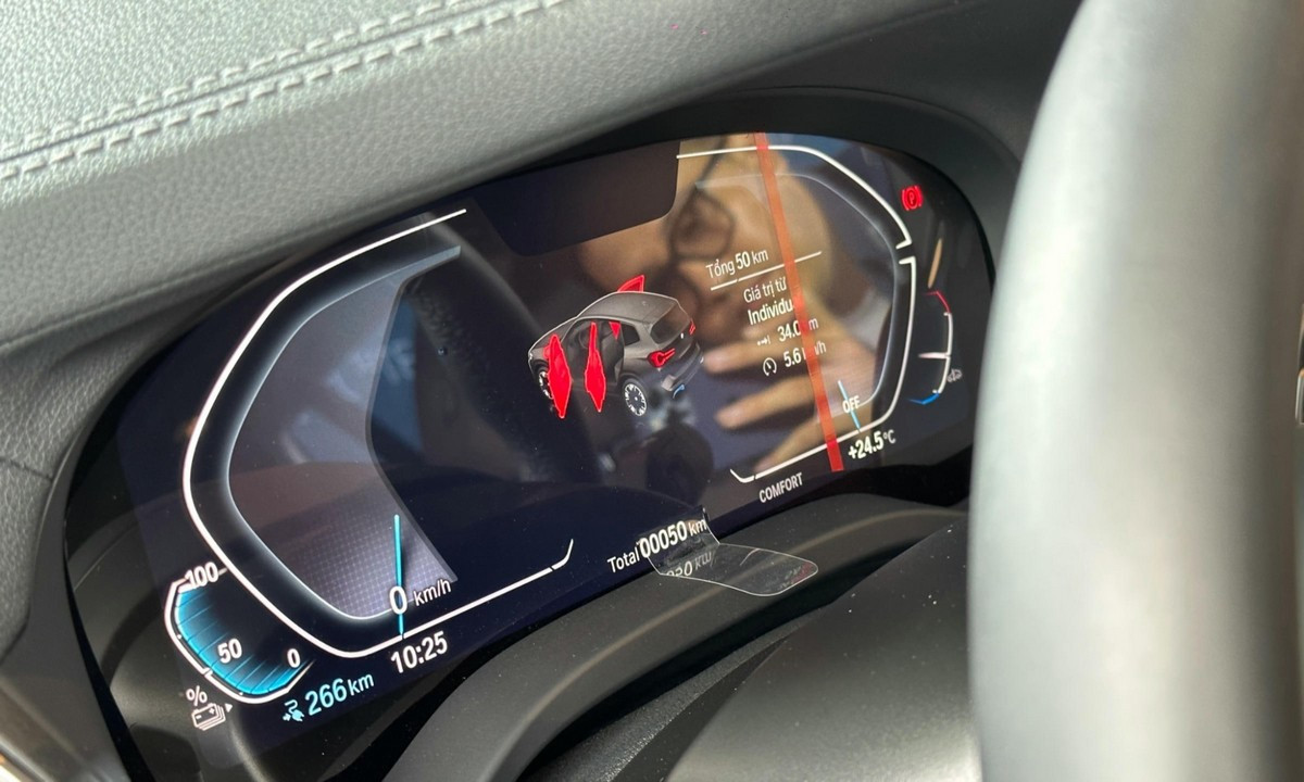 Sau vô lăng là đồng hồ điều khiển kích thước 12,3 inch BMW Live Cockpit Professional