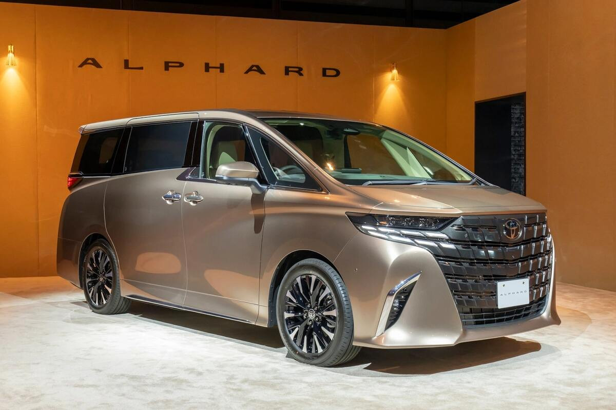 So sánh hai phiên bản Toyota Alphard 2025