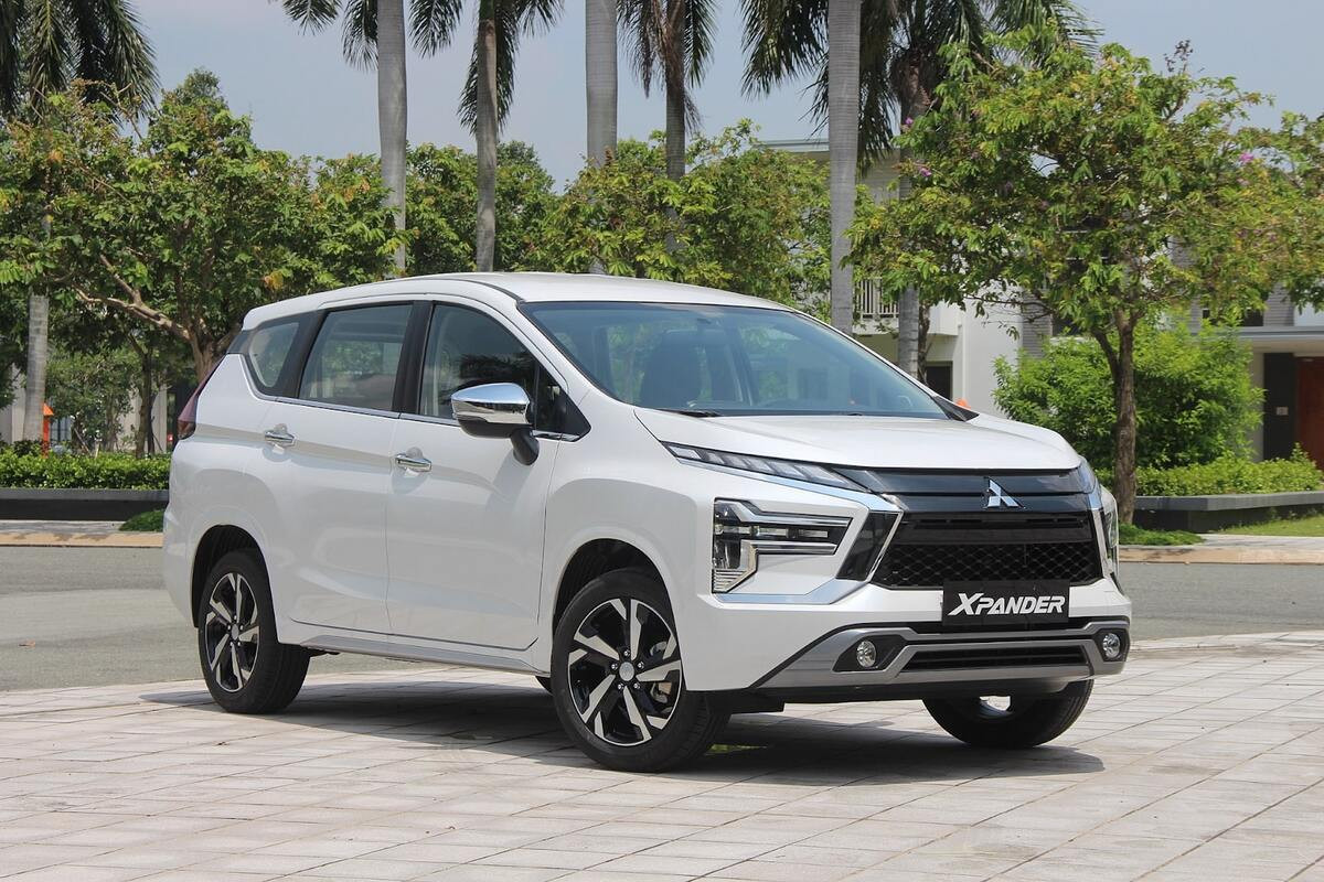 So sánh Mitsubishi Xpander cũ bản MT và AT