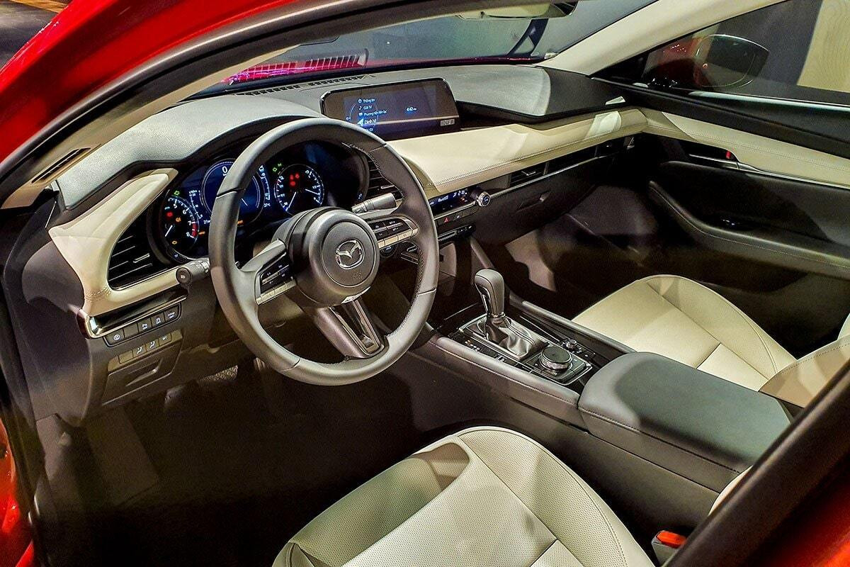 So sánh nội thất Toyota Corolla Altis 2019 và Mazda 3 2020