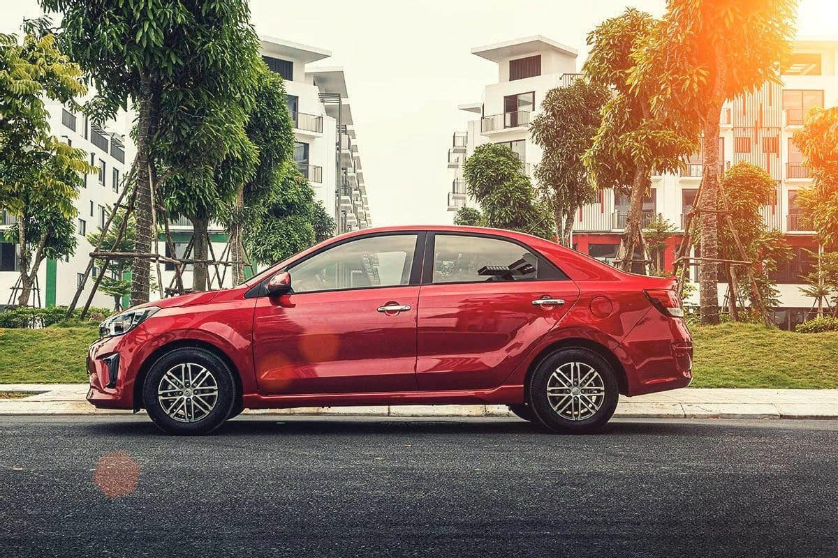 So sánh thiết kế đuôi xe Toyota Vios 2020 và KIA Soluto 2020