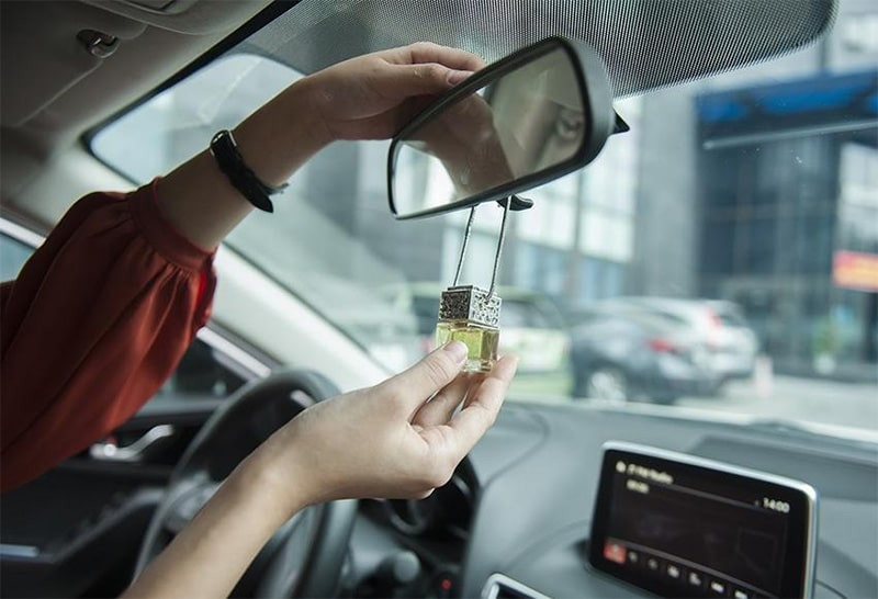 Sử dụng tinh dầu khử mùi xe ô tô là tiện lợi và hiệu quả nhất