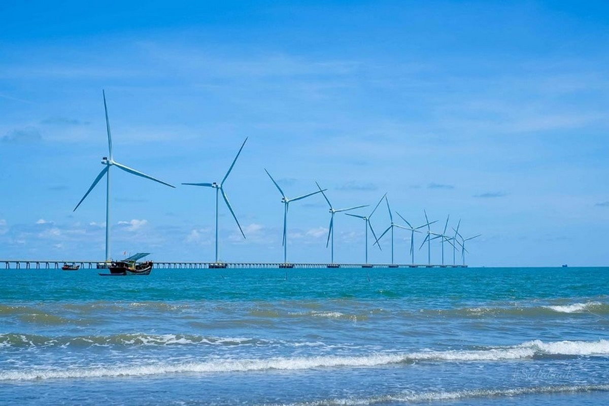 Tắm biển tại bãi biển Ba Động