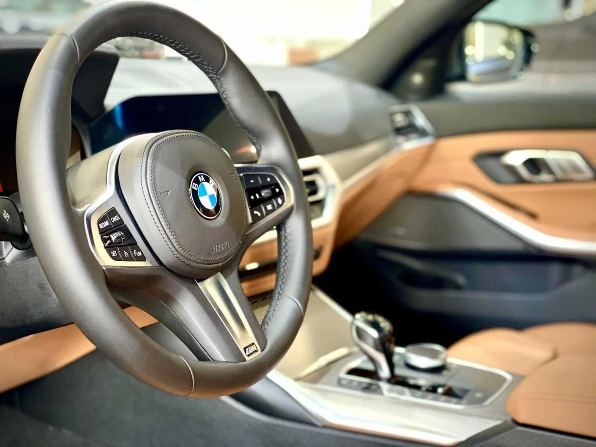 Táp-lô BMW 330i