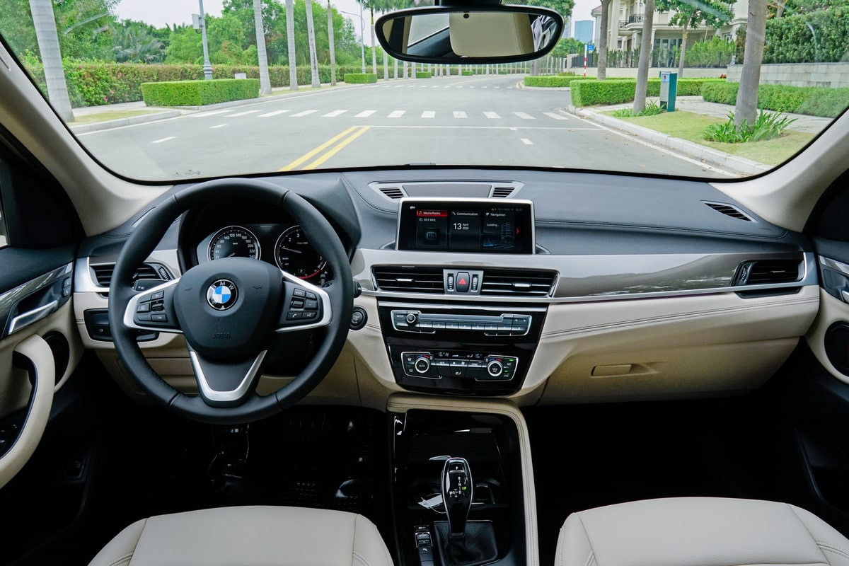 Táp-lô và vô-lăng BMW X1 bọc da cao cấp