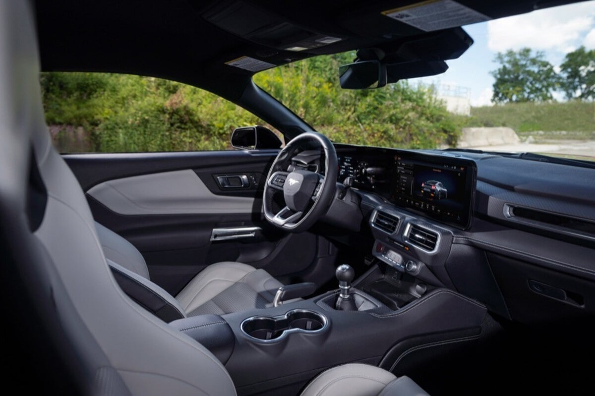 Taplo và vô lăng Ford Mustang