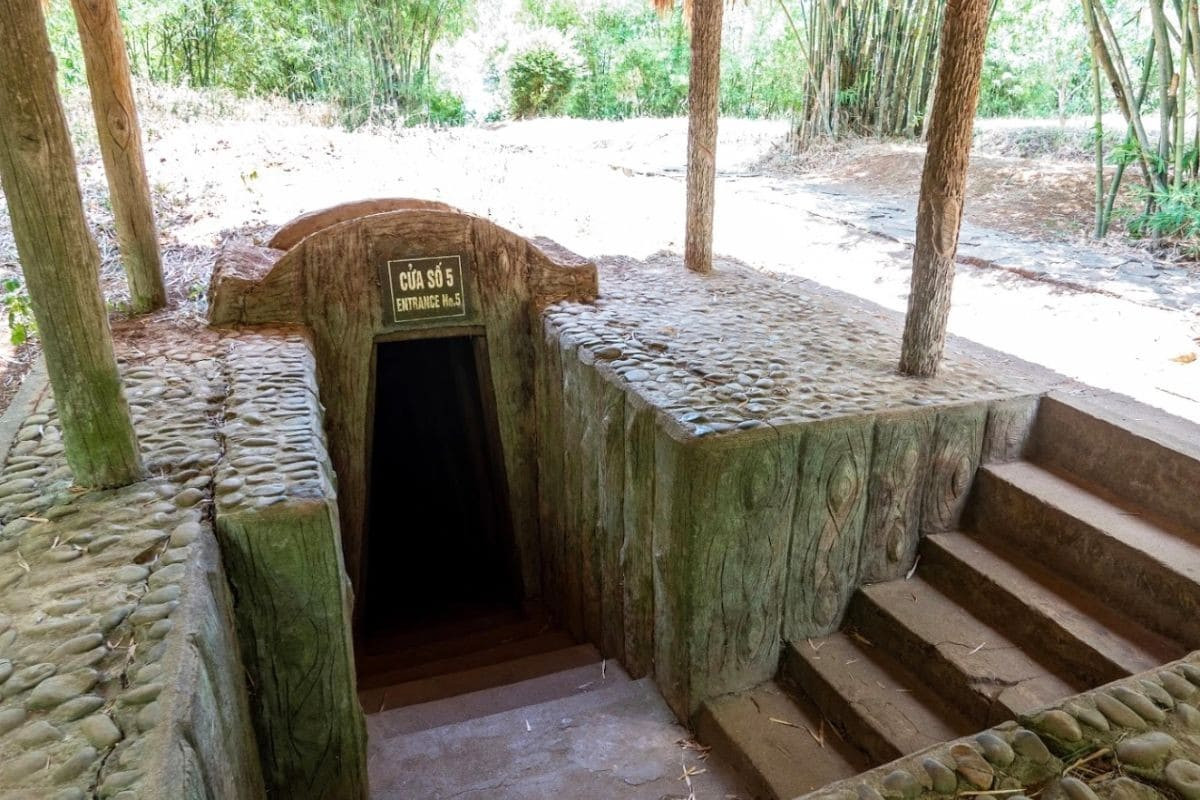 Tham quan địa đạo Củ Chi
