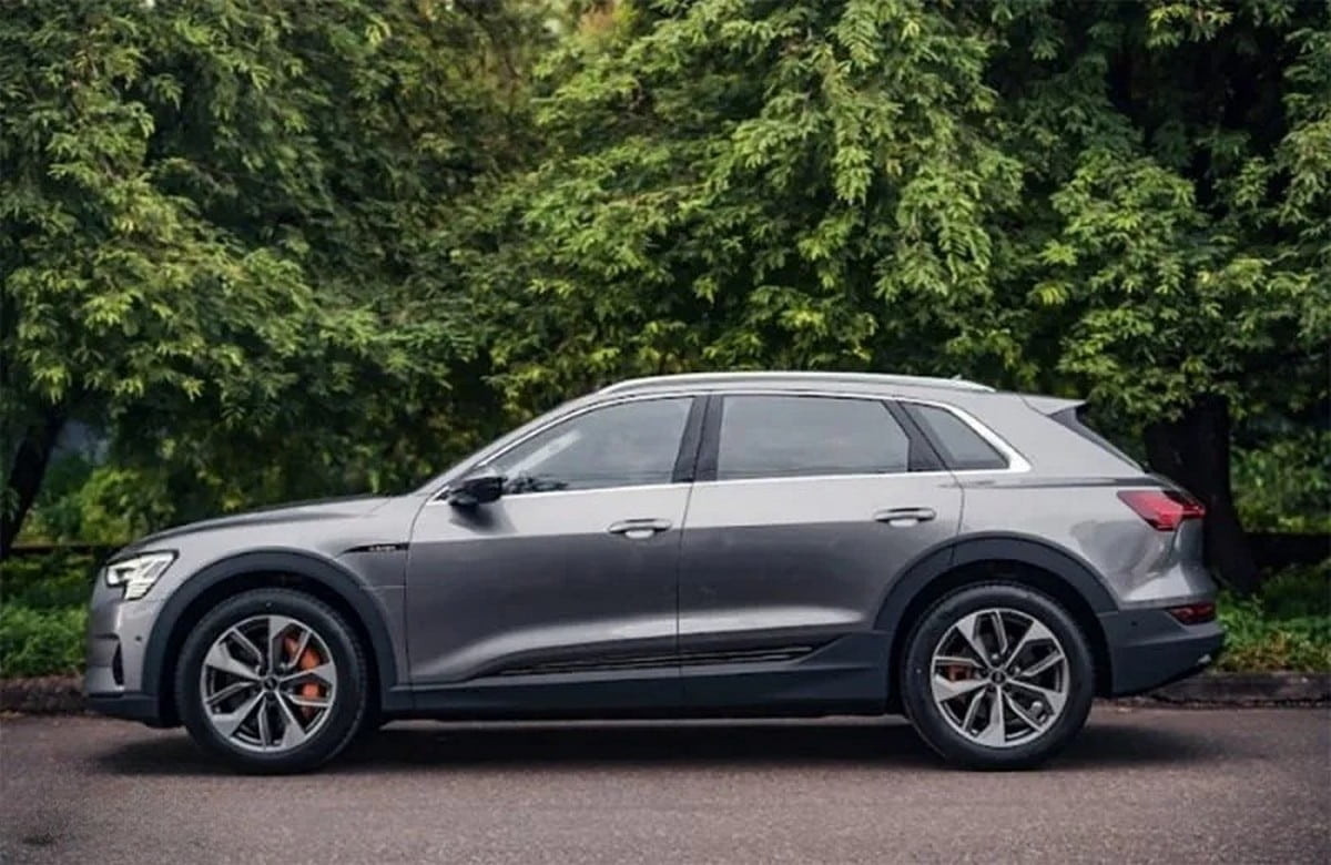 Thân xe Audi E-tron thể thao với mâm hợp kim 20 inch