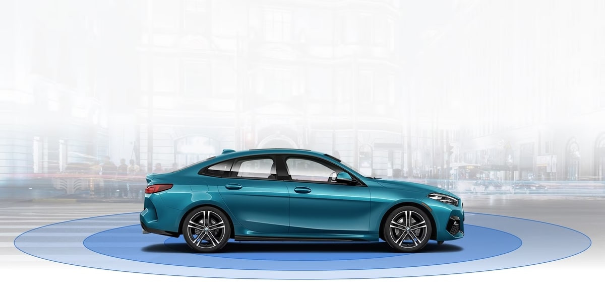 Thân xe BMW 218i với bộ mâm 5 chấu kép