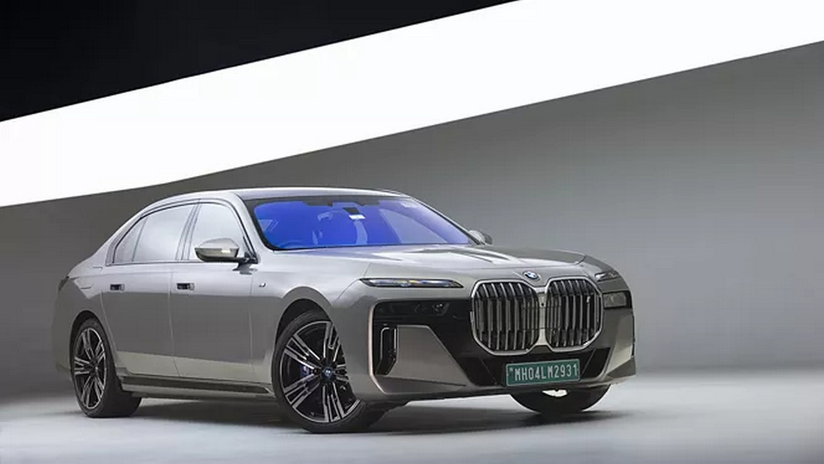 Thân xe BMW i7 với đường gân dập nổi
