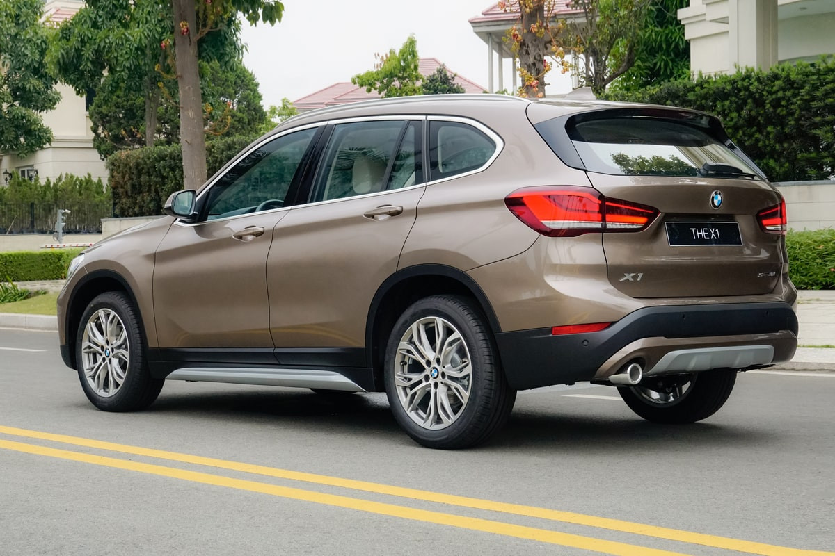 Thân xe BMW X1 với mâm xe 18 inch