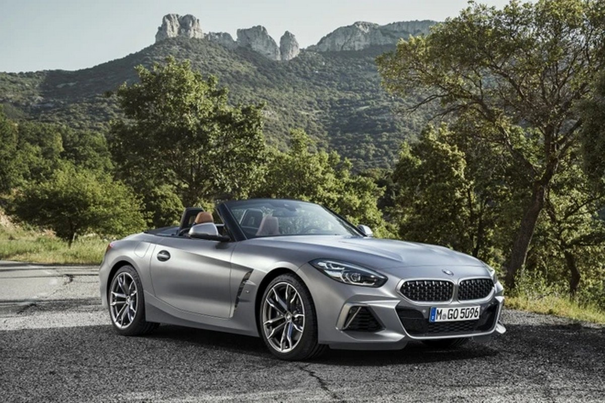 Thân xe BMW Z4 Roadster với các đường gân dập nổi