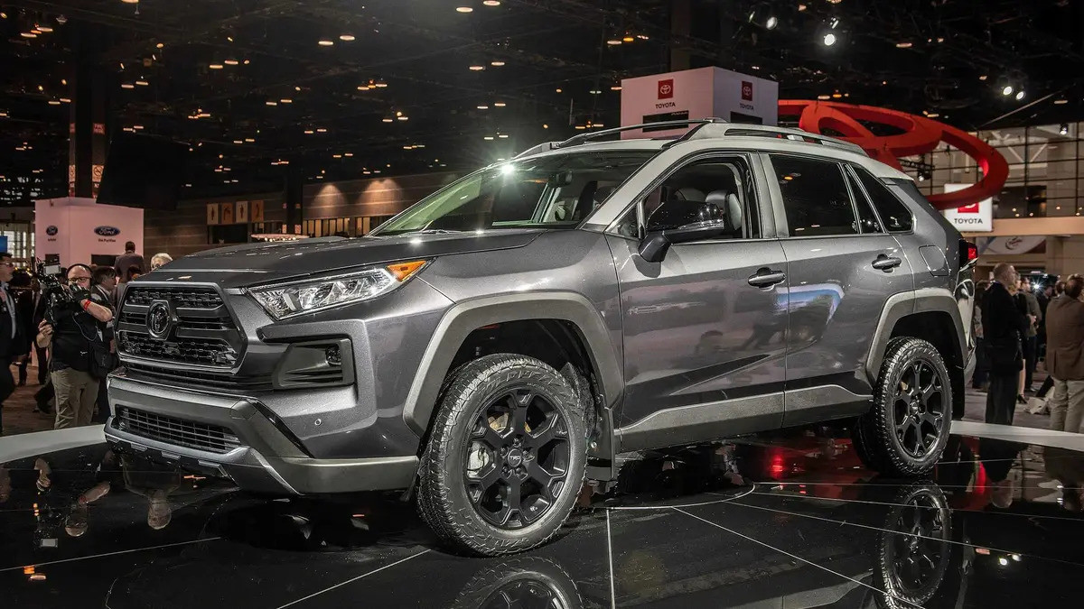 Thân xe của Toyota Rav4 2020 có các đường nét sắc sảo và góc cạnh tinh tế
