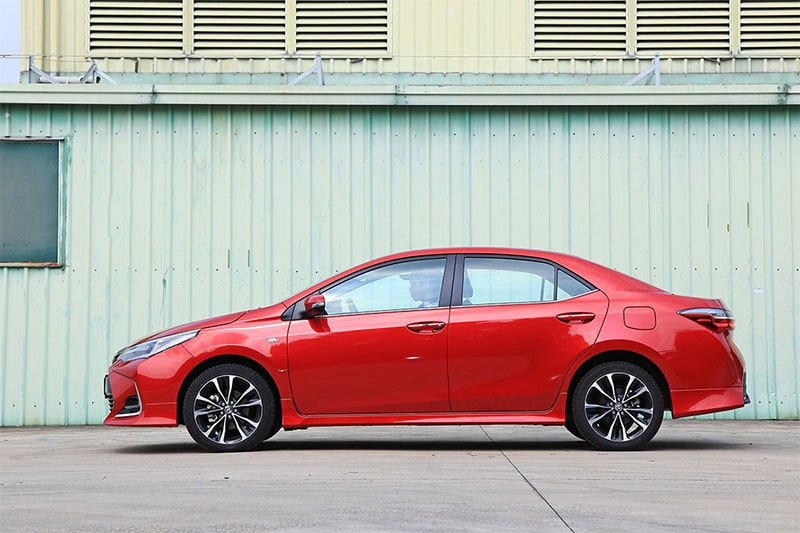 Thân xe Toyota Corolla Altis 2020: Gương chiếu hậu, tay nắm cửa, mâm xe