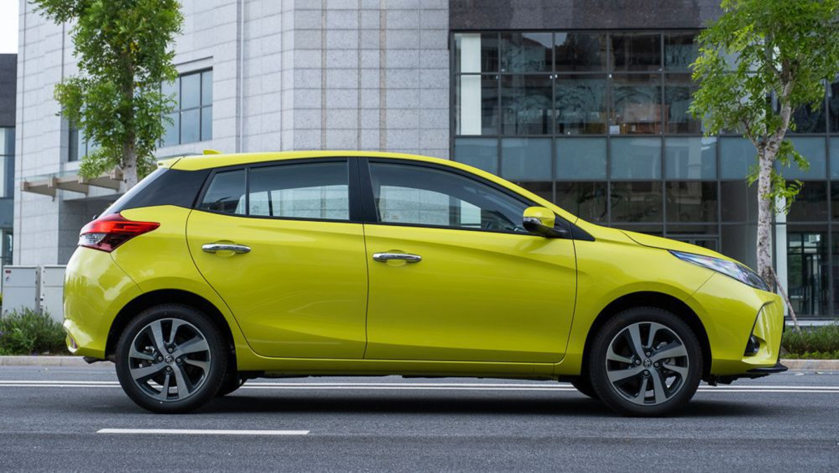 Thân xe Toyota Yaris 2021 có các đường nét sắc sảo và góc cạnh