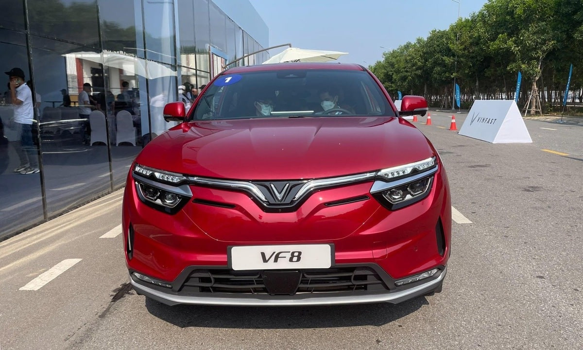 Thiết kế đầu xe VF 8 nổi bật với cặp đèn pha