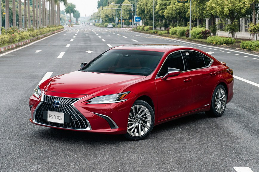 Tổng quan Lexus IS 300h 2025