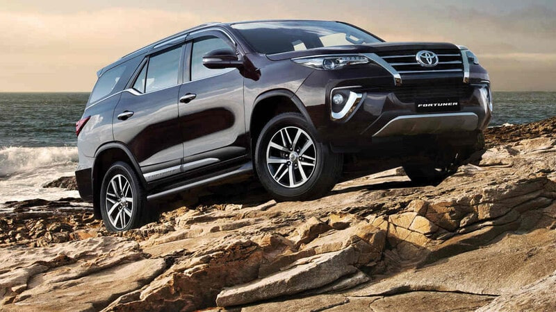 Toyota Fortuner - Ngoại thất mạnh mẽ