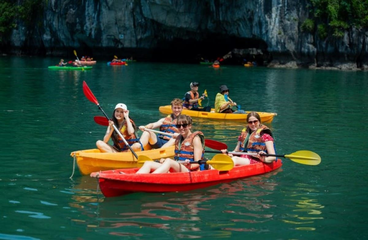 Trải nghiệm chèo kayak ở Vịnh Hạ Long