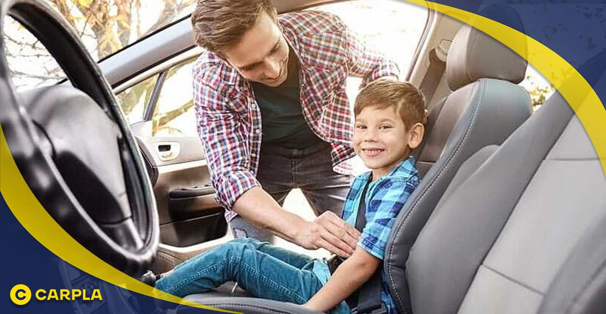 Trẻ em ngồi ghế sau ô tô
