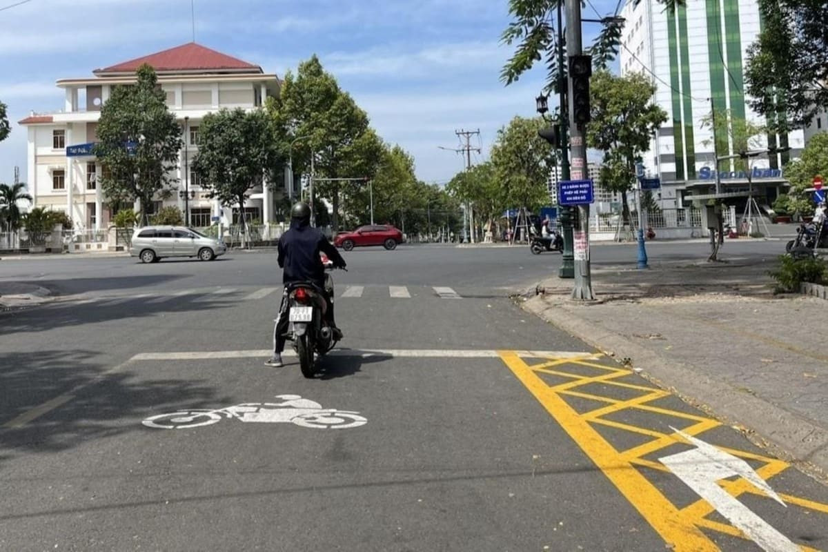 Vạch mắt vòng và mũi tên chỉ hướng rẽ phải
