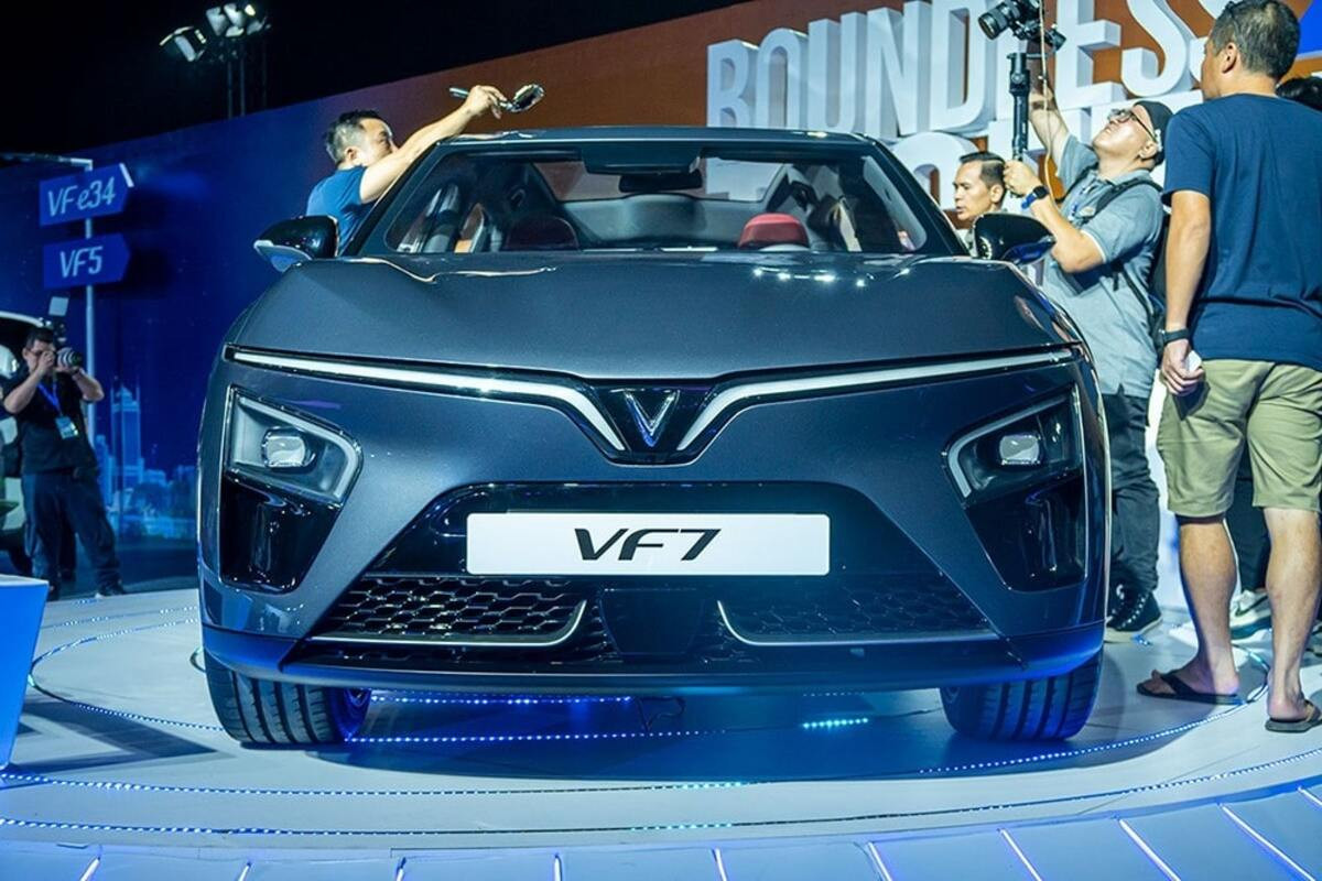 VF7 trang bị nhiều tiện nghi và độ an toàn ở mức cao