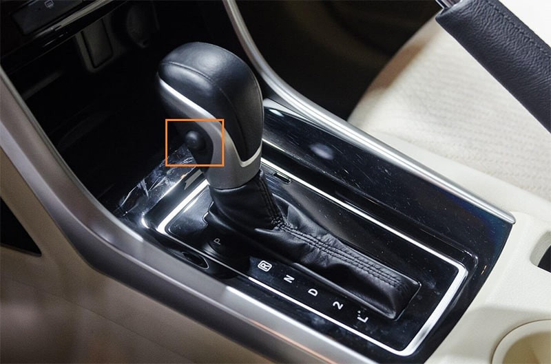 Vị trí nút Shift Lock thường gần cần số