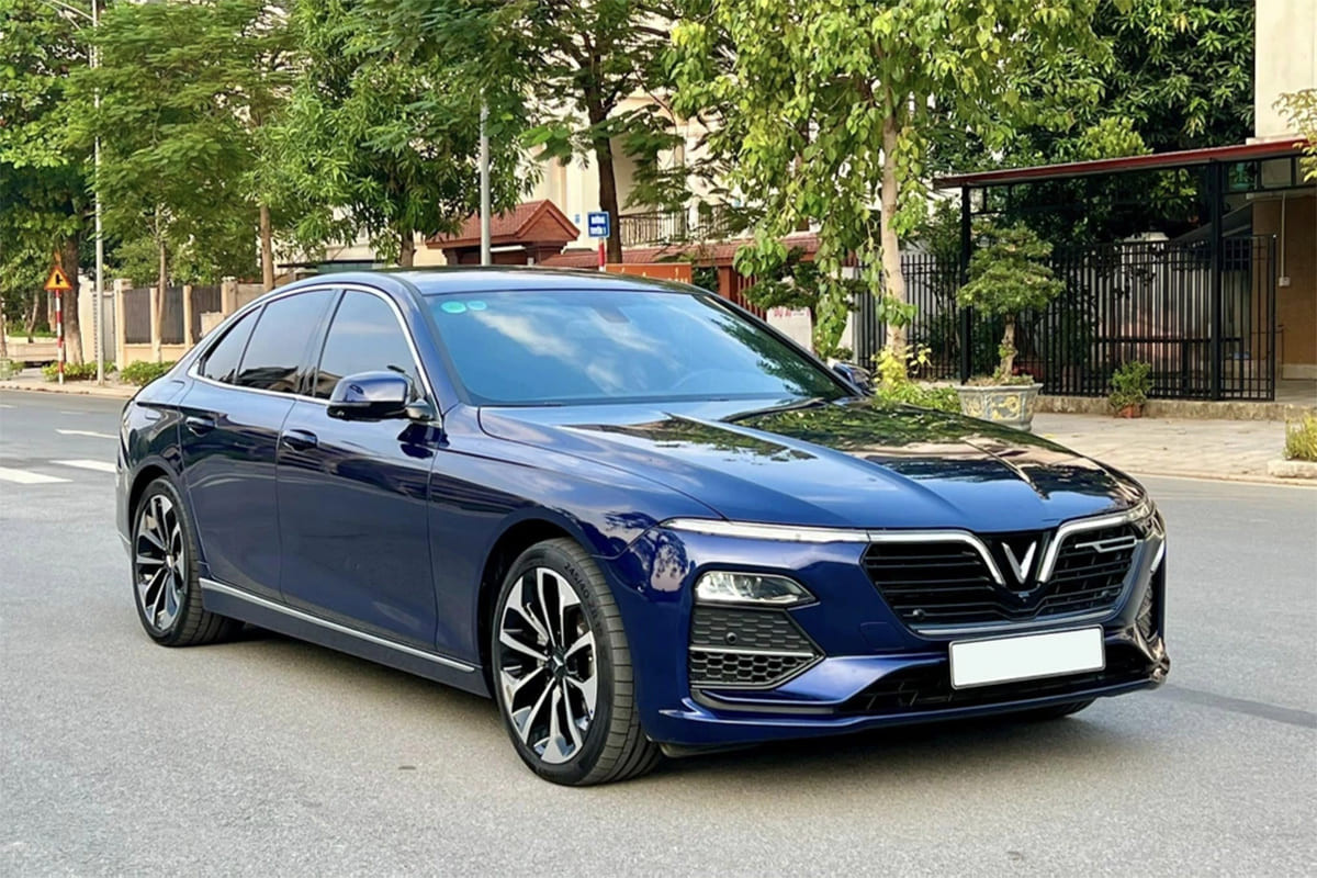VinFast Lux A2.0 màu đỏ