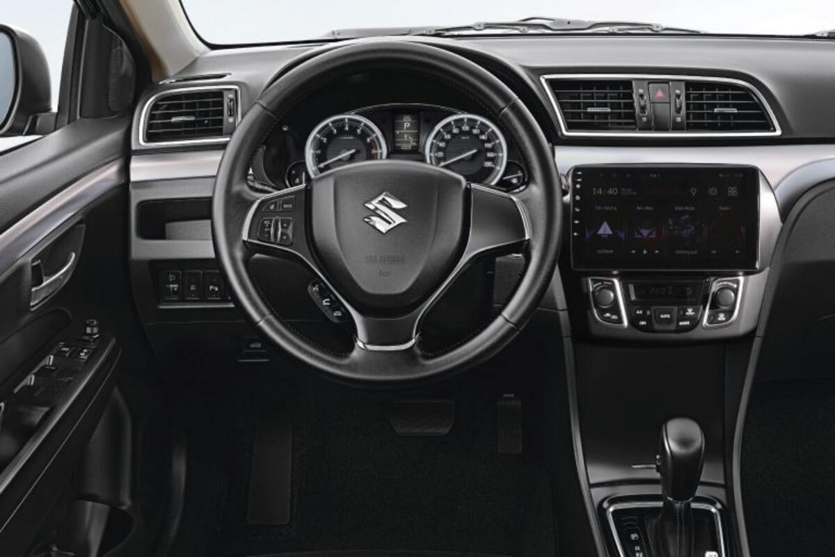 Vô lăng 3 chấu bọc da cao cấp nổi bật với logo Suzuki ở trung tâm
