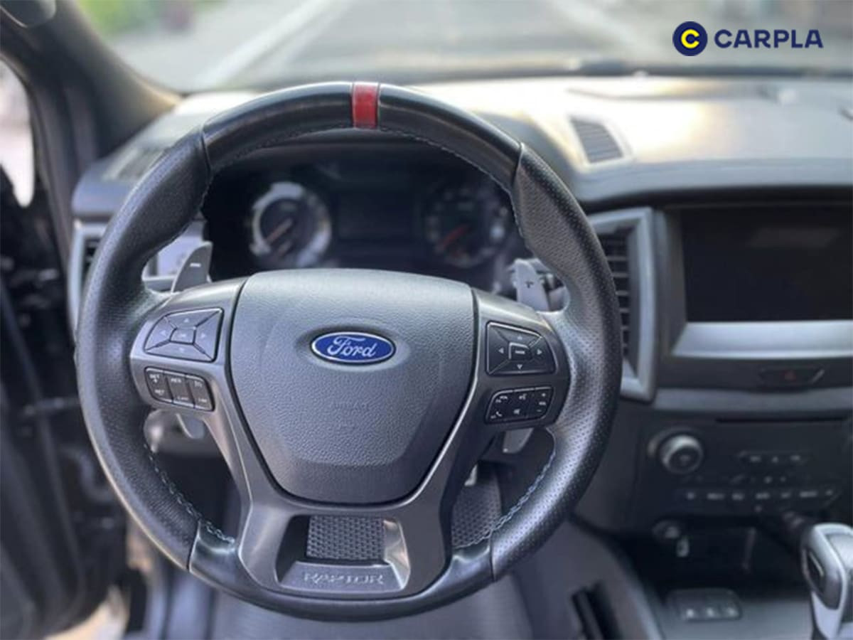Vô lăng 4 chấu bọc da trên Ford Raptor 2023