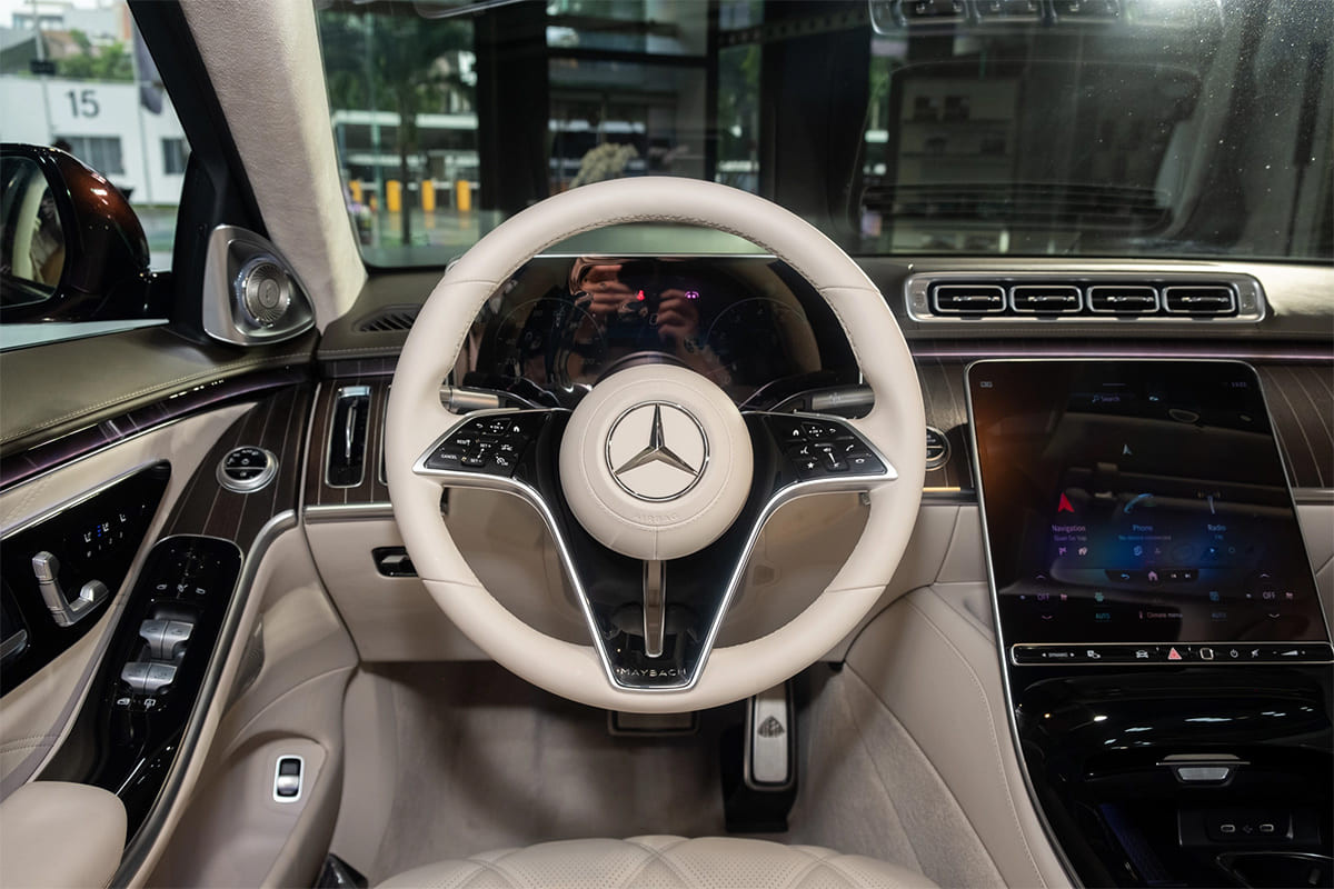 Vô lăng Maybach S680 bọc da sang trọng