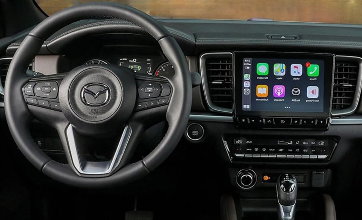 Vô lăng Mazda BT50 2023 tích hợp màn hình cảm ứng