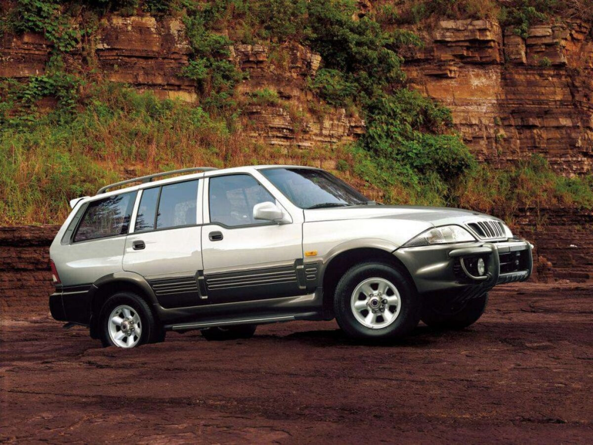 Xe 7 chỗ Ssangyong Musso 2.3 bản 2000