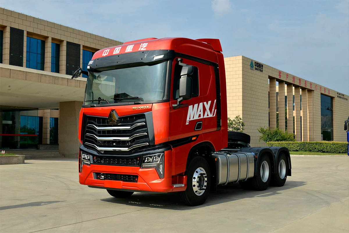 Xe đầu kéo container đang vận chuyển hàng hóa