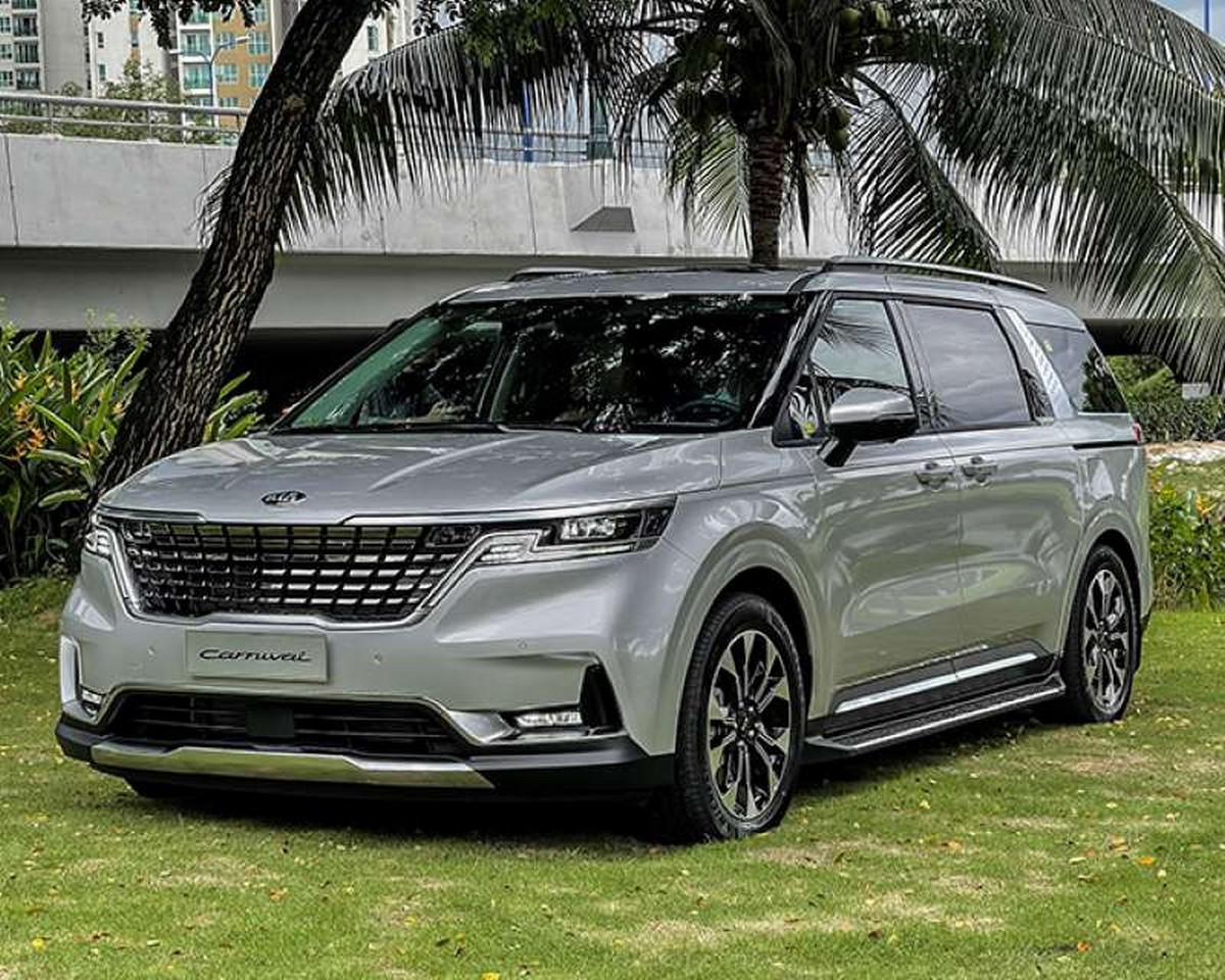 Xe Kia Carnival ngoại thất bạc